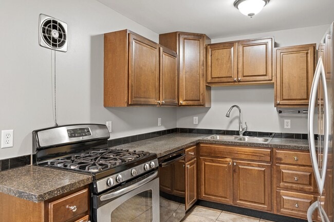 Photo - 1711 Rose Pl W