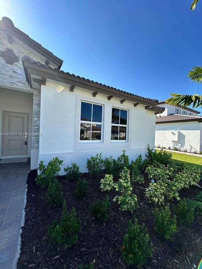 Building Photo - 2240 SE 30th St Unit 1