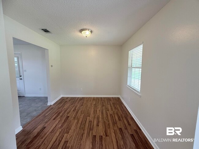 Photo - 105 Northgate Dr W
