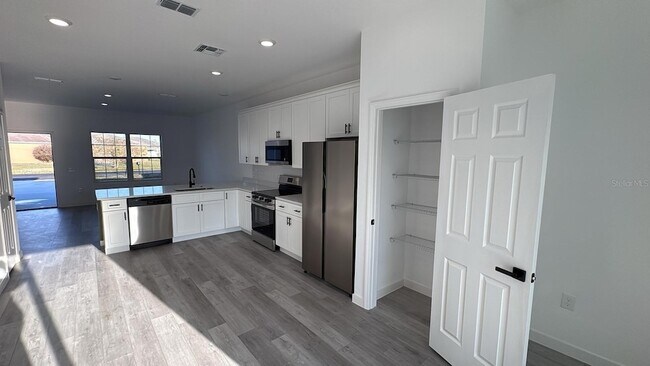 Photo - 833 Colville Dr