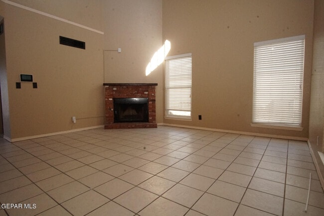 Photo - 637 Woodcrest Ln