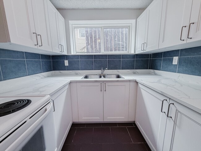 Photo - 1513-1536 36 St SE