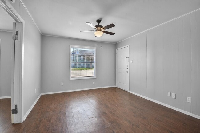 Building Photo - 1511 Broadmoor Dr Unit B