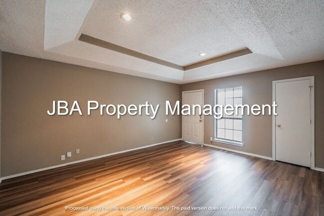 Photo - 807 White Rock St