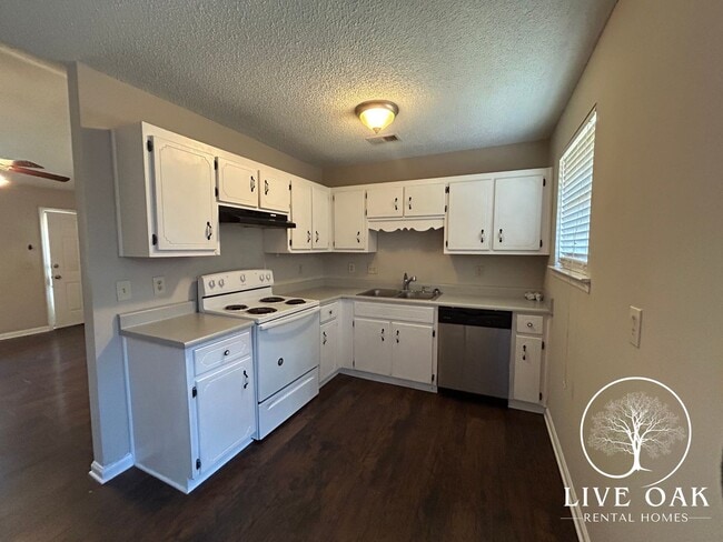 Photo - MOVE IN SPECIAL: $500 OFF 1ST MONTH'S RENT!**