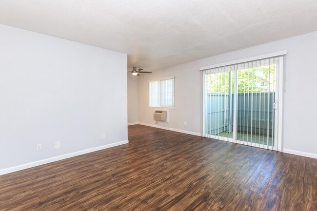 SIZEABLE LIVING ROOM AT CREEKSIDE APARTMENTS - Creekside Apartments