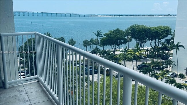 Building Photo - 1440 Brickell Bay Dr Unit 810
