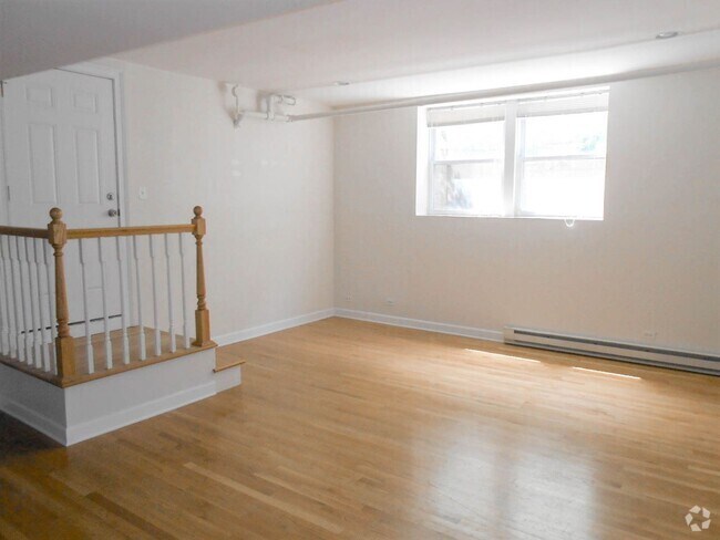 Building Photo - 3927 N Pine Grove Ave Rental