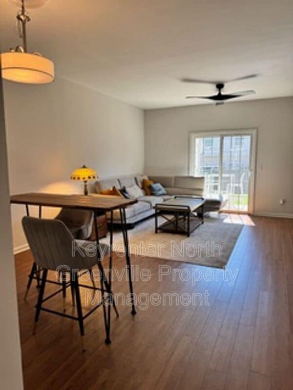 Photo - 612 Graythorn Ln