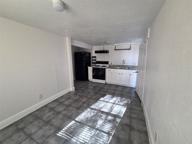 Photo - 302-371 71st St Unit 3