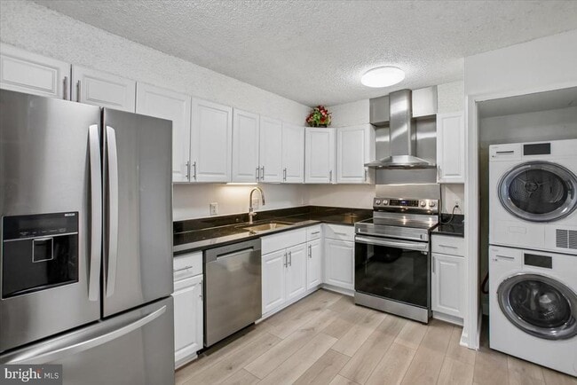 Building Photo - 3800 Powell Ln Unit 1228