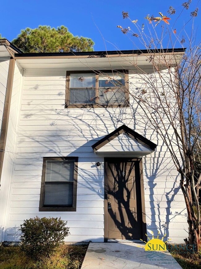 Building Photo - Great End-Unit Townhouse in Fort Walton Beach!