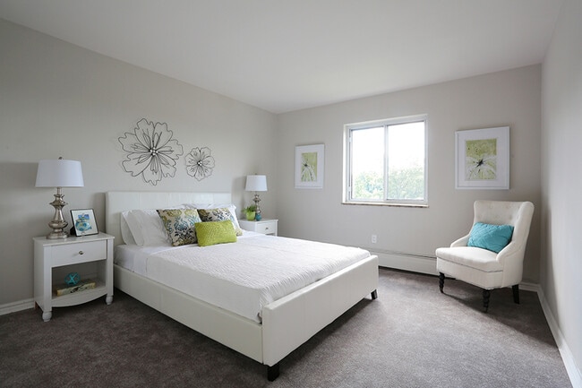 Photo - 550 Berkshire Dr