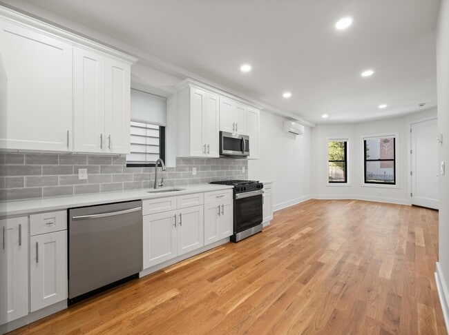 Building Photo - 858 West Side Ave Unit 1