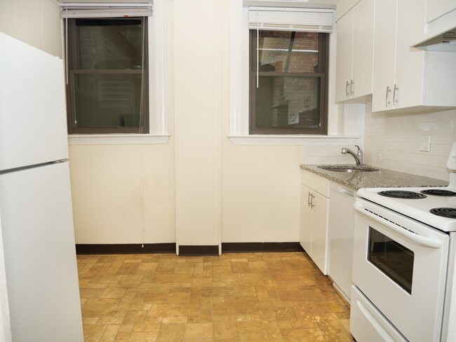 Building Photo - 1370 Beacon St Unit 4