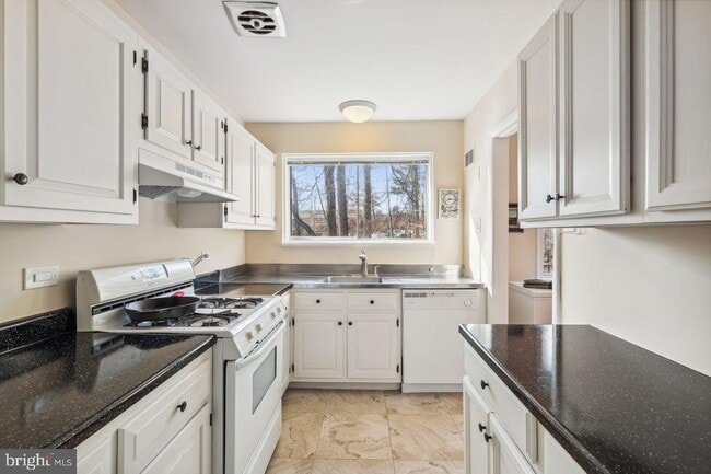 Photo - 10600 Kenilworth Ave