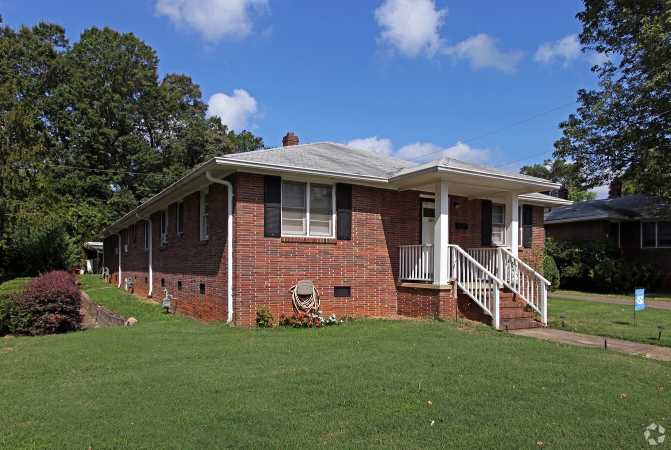 Photo - 205-215 Glenway St Apartments
