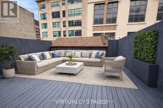 Photo - 132 Dundas St E