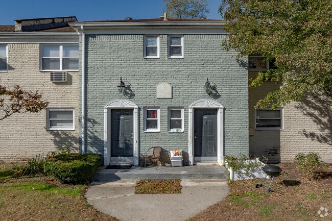 2633 South Rd - 2633 South Rd