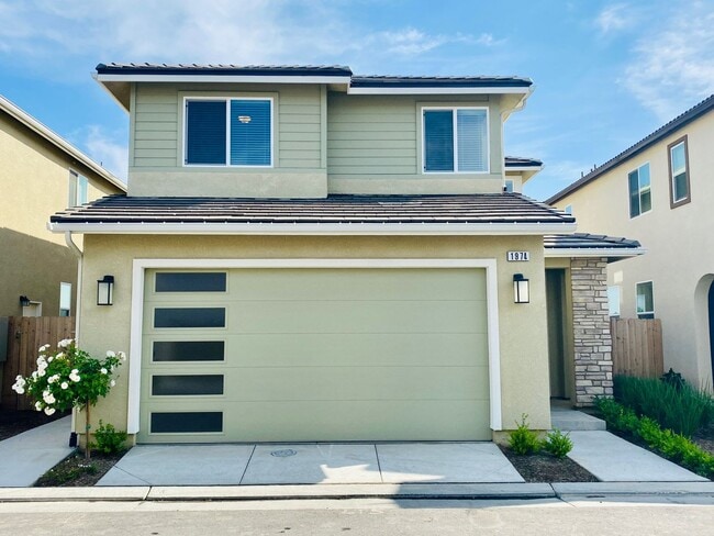 Building Photo - $2,395 Alluvial & Fowler, 3 Bedroom Home -...