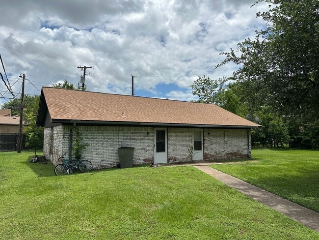 Building Photo - Bryan - 1 bedroom / 1 bath - duplex - fenced in area behind unit. Near 29th street.