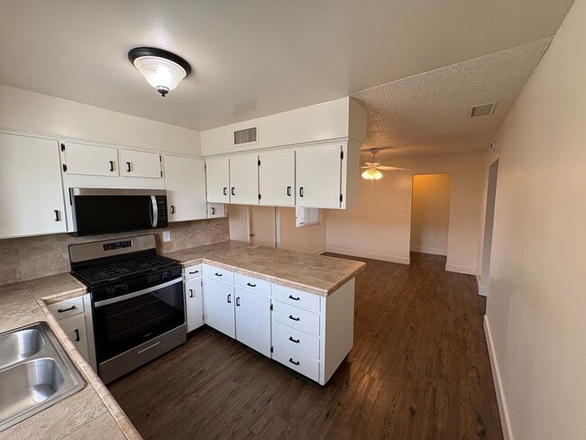 Photo - Spacious SE Tulare Home Near Shopping Centers Rent Ready!