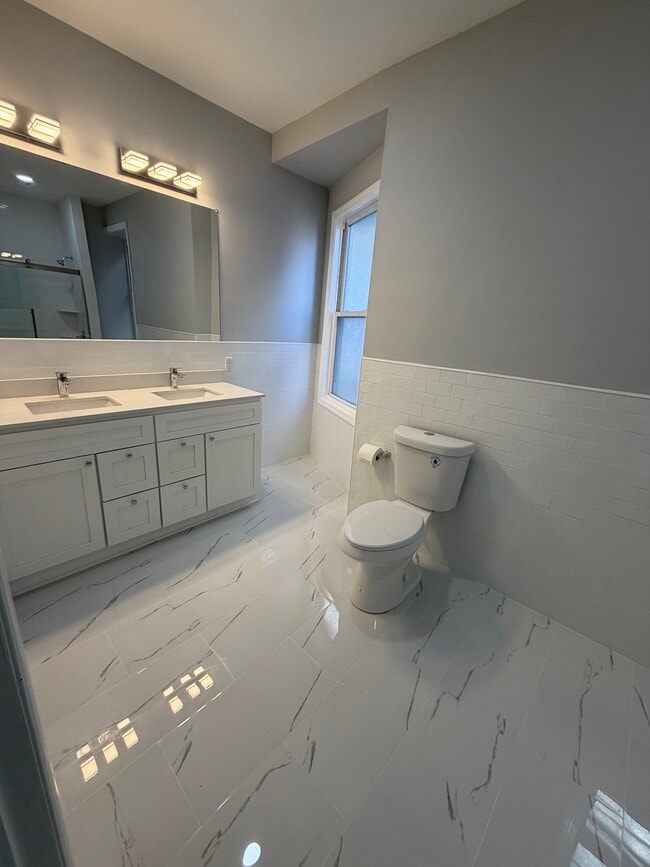 Baño del segundo piso - 4924 Hazel Ave