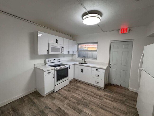 Photo - 3350 Powerline Rd Unit 2