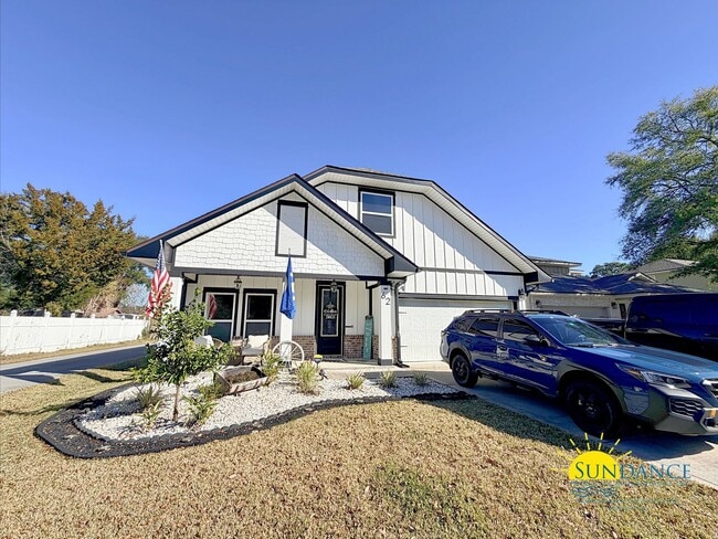 Building Photo - Custom Details throughout this 3 Bedroom 3.5 Bathroom Home in Shalimar!