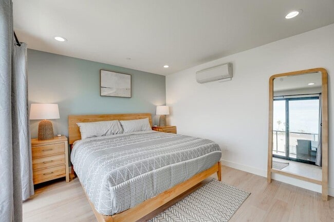 Photo - 827 Island Ct