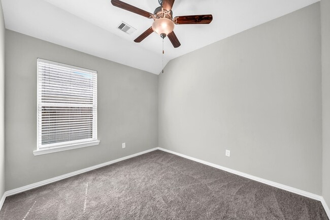 Building Photo - 18739 Laurel Hills Dr