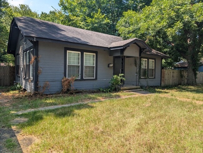 Building Photo - Available Early July - Cute Home on Texas Side