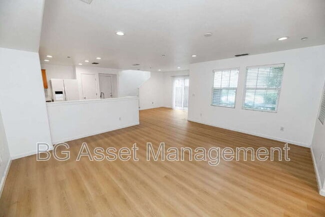 Photo - 128 Kingfisher St