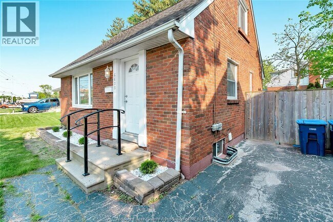 Photo - 6633 Wyandotte St E