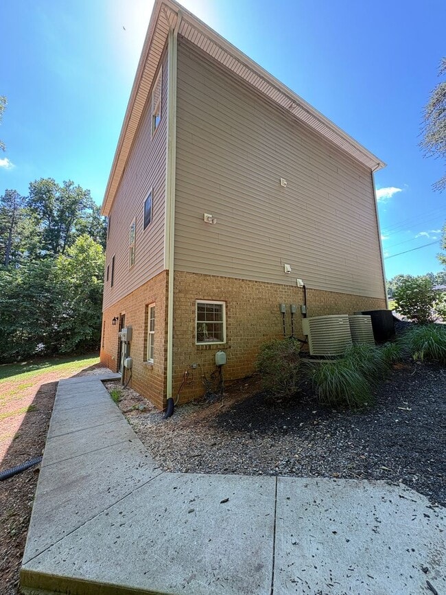 Building Photo - Spacious 2 bedroom 1 bath basement level apartment