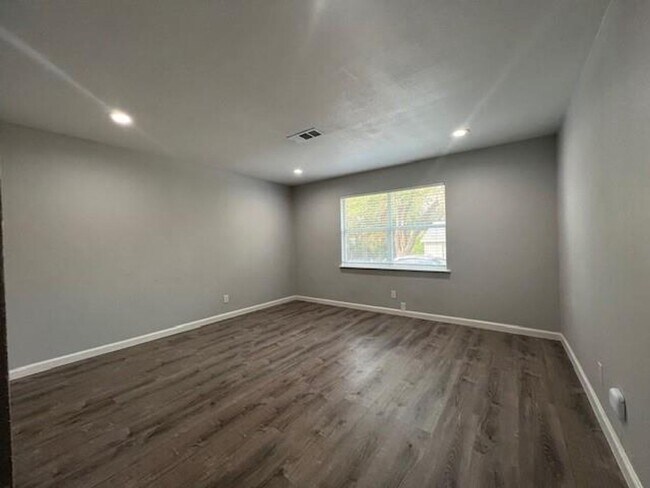 Photo - 304 N Oak St Unit south