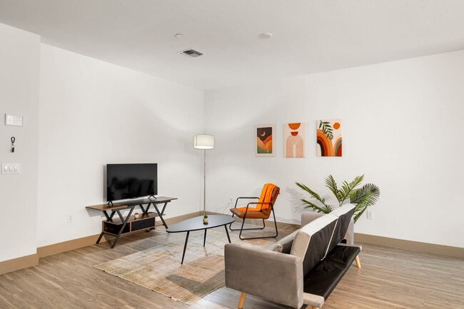 Photo - 555 N College Ave Unidad ID1014439P