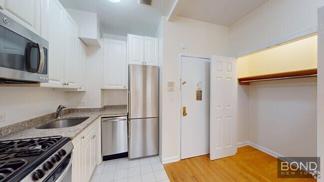 Building Photo - 52 W 56th St Unit 4F Rental