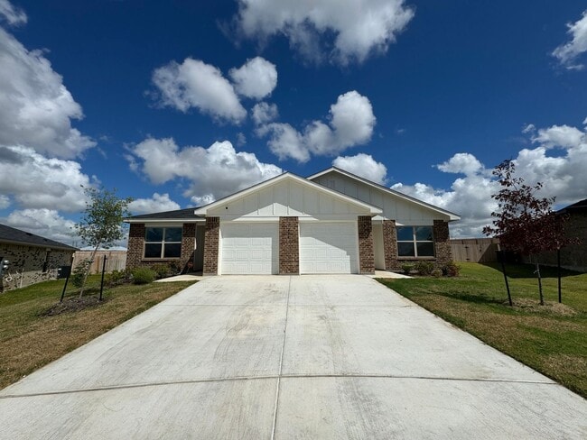 Building Photo - 1234 Lehmann Dr Unit B