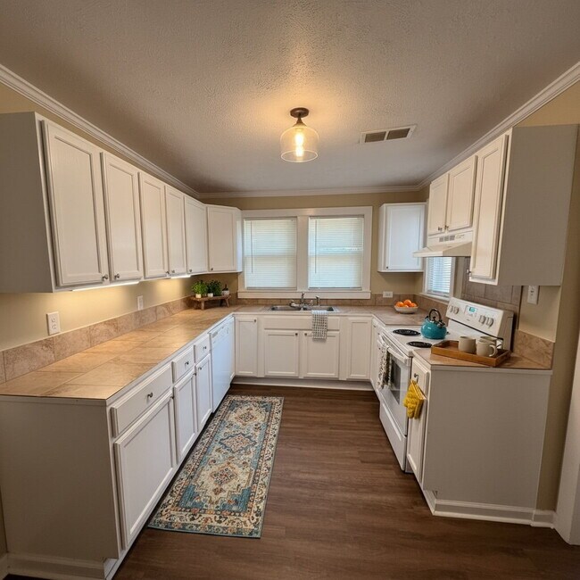 Photo - "Charming 2-Bedroom Home in Heart of Paris, TN – Cozy 1070 Sq Ft Living!"