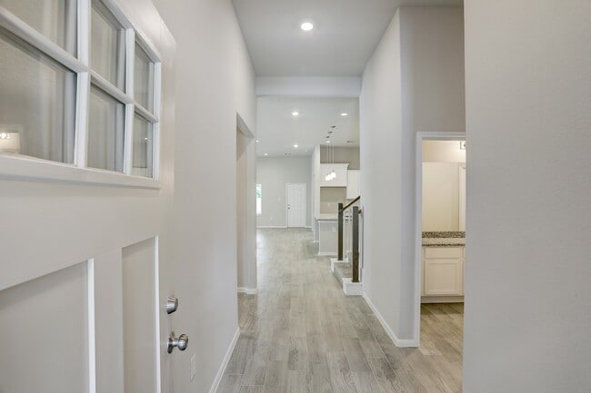 Photo - 725 W Foley St