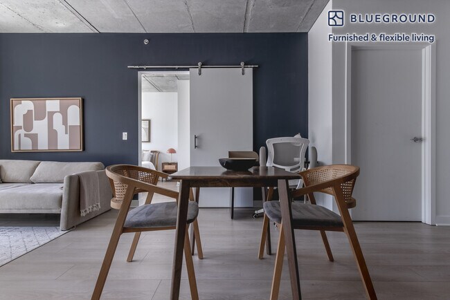 Photo - 311 W Illinois St Unidad FL11-ID1049