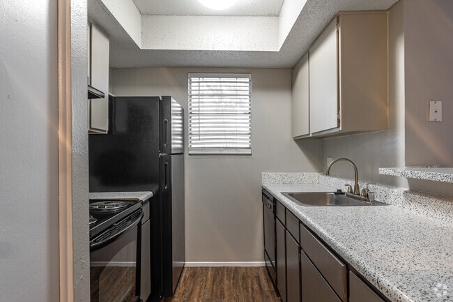 2BR, 1BA - 864SF - Kitchen