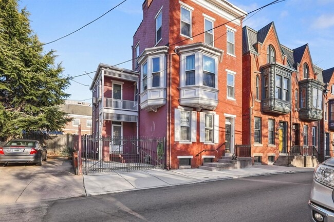 Building Photo - Spacious 5 Bedroom, 1.5 Bath Home in York,...