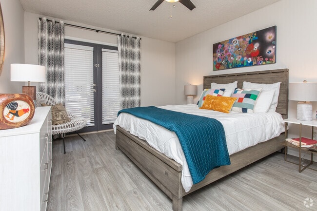 2BR, 2BA - 1072SF