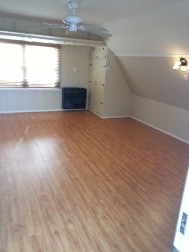 Building Photo - 5815 Highland Ave Unit Studio Rental