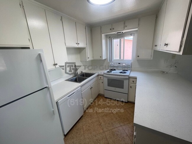 Building Photo - 1182 Holly Ave Unit D