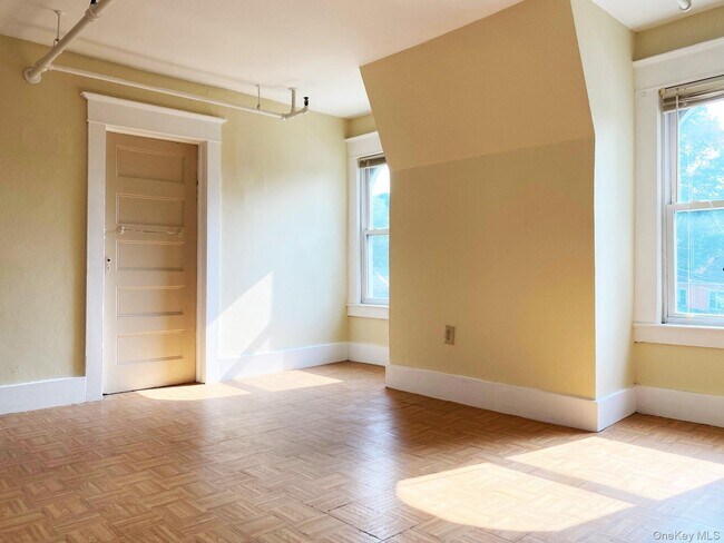 Building Photo - 15 Woodcrest Ave Unit 2