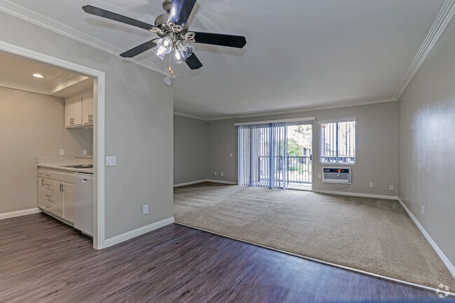1BR, 1BA - 755SF - Living Room - GRANDE