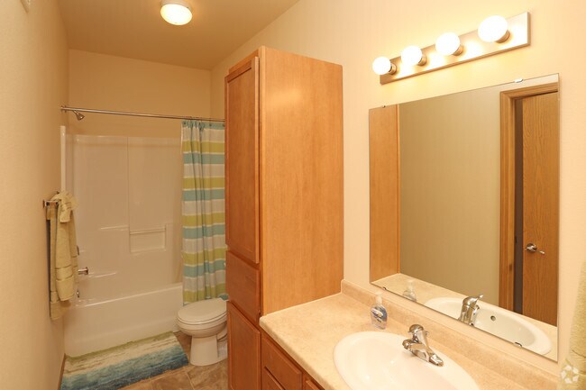 2BR, 2BA, Fully Furnished - 1,037 SF
